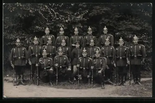 Foto-AK Infanterie-Soldatengruppe mit Gewehren im Freien