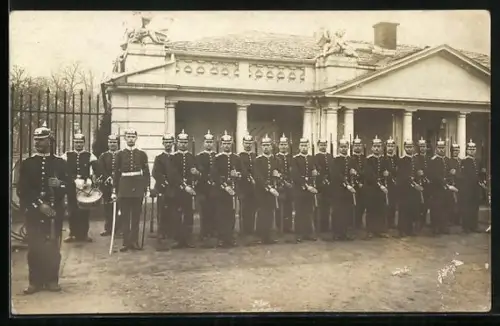 Foto-AK Infanterie-Soldatengruppe mit Trommler vor einem Gebäude