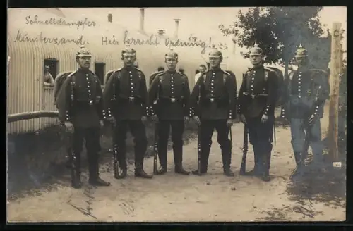 Foto-AK Infanterie-Soldatengruppe vor einer Wellblechbaracke