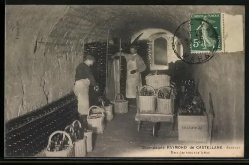 AK Epernay /Champagne, Raymond de Castellane, Mise des vins sur lattes