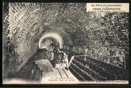 AK Au Pays de Champagne, Union Champenoise, Un berceau de cave, Bouteilles finies surr pointe