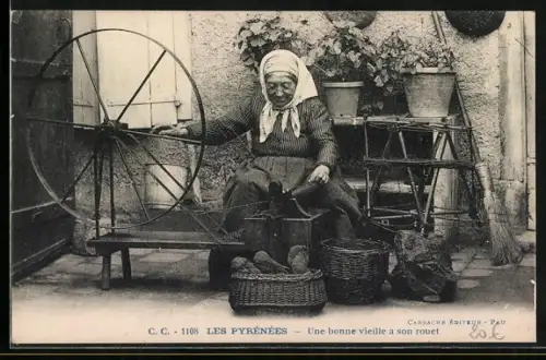 AK Les Pyrénées - Une bonne vieille à son rouet, Spinnerin