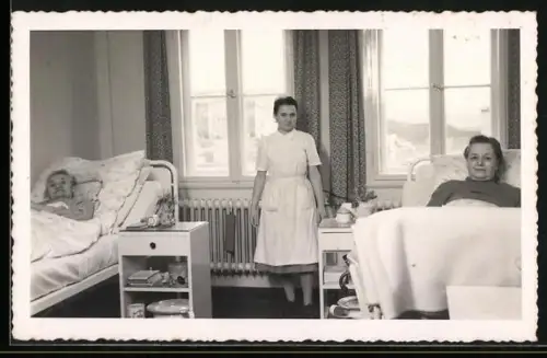 Foto-AK Krankenschwestern und zwei Patientinnen in Betten