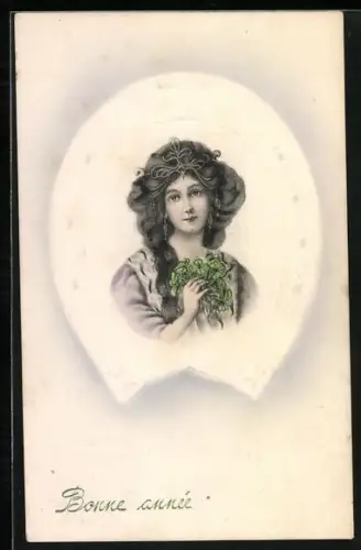 Präge-AK Neujahrsgrüsse, Junge Frau mit filigranem Haarschmuck und Kleeblättern im Hufeisen-Rahmen, Jugendstil