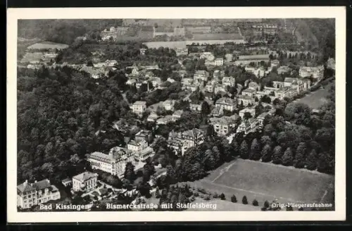 AK Bad Kissingen, Bismarckstrasse mit Staffelsberg, Luftaufnahme