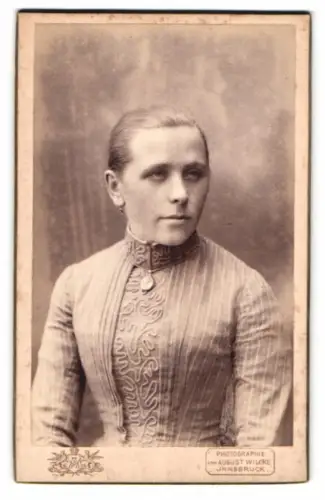 Fotografie August Wilcke, Innsbruck, Rudolfstrasse 3, Frauenporträt im viktorianischen Kleid