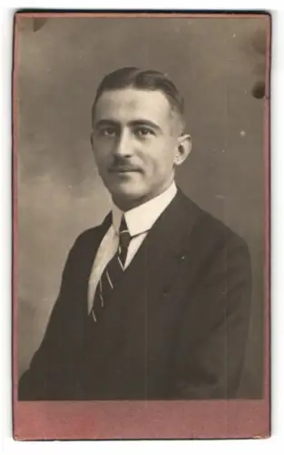 Fotografie unbekannter Fotograf und Ort, Eleganter Herr im Anzug