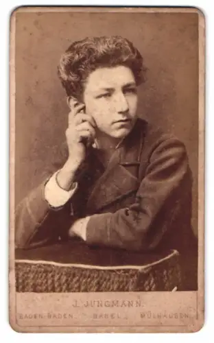 Fotografie J. Jungmann, Basel, Hammer-Strasse 53, Porträt eines nachdenklichen Knaben