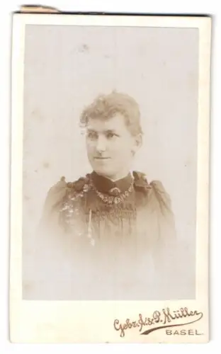 Fotografie Gebr. A. & P. Müller, Basel, Steinenthorberg Ecke Binningerstr., Porträt einer Frau mit elegantem Kleid