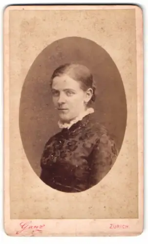 Fotografie Ganz, Zürich, Bahnhofstrasse 40, Porträt einer Frau im dunklen Kleid