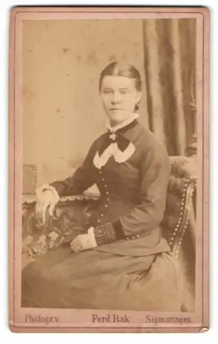 Fotografie Ferd. Bak, Sigmaringen, Sitzende Dame im eleganten Kleid