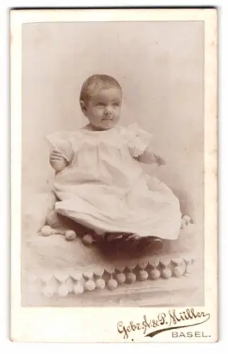 Fotografie Gebr. A. & P. Müller, Basel, Steinentorberg Ecke Binningerstr., Kleinkind in weissem Kleid
