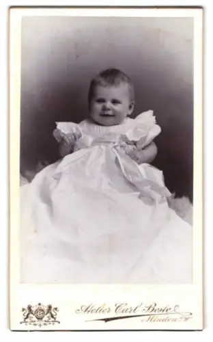 Fotografie Carl Beste, Minden, Bäcker-Str. 13, Porträt eines lächelnden Babys