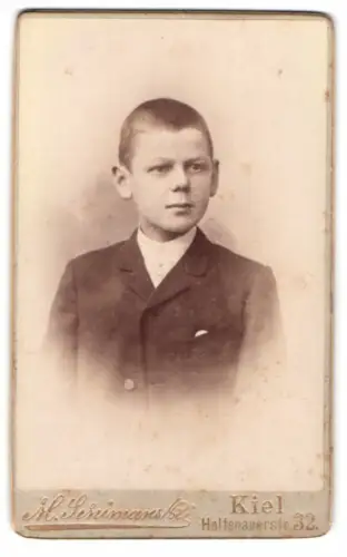 Fotografie M. Schimanski, Kiel, Holtenauerstr. 32, Porträt eines Jungen in Anzug