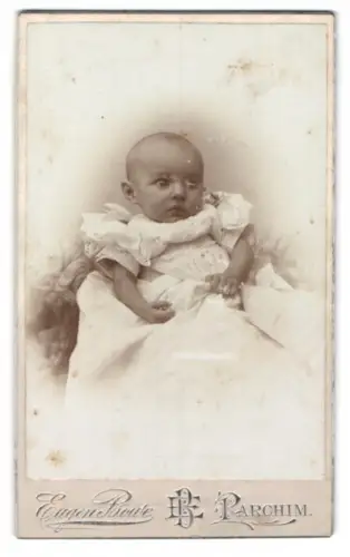 Fotografie Eugen Bowe, Parchim, Porträt eines Babys in Rüschenkleid