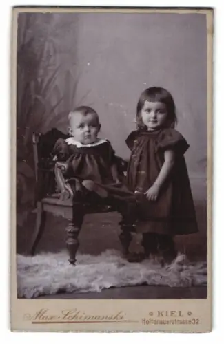 Fotografie Max Schimanski, Kiel, Holtenauerstrasse 32, Zwei Kinder im Studio