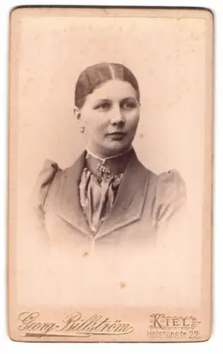 Fotografie Georg Billström, Kiel, Holstenstrasse 22, Porträt einer Frau mit elegantem Kleid