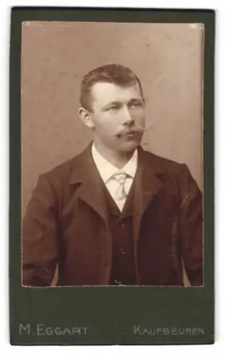 Fotografie M. Eggart, Kaufbeuren, Schraderstrasse, Porträt eines Mannes mit Schnurrbart