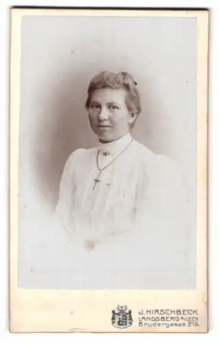 Fotografie J. Hirschbeck, Landsberg am Lech, Brudergasse 216, Porträt einer Frau mit Kreuzkette