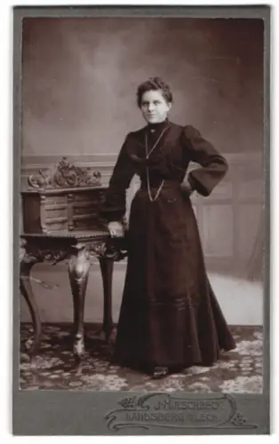 Fotografie J. Hirschbeck, Landsberg am Lech, Brudergasse 216, Porträt einer Dame neben einem Tisch