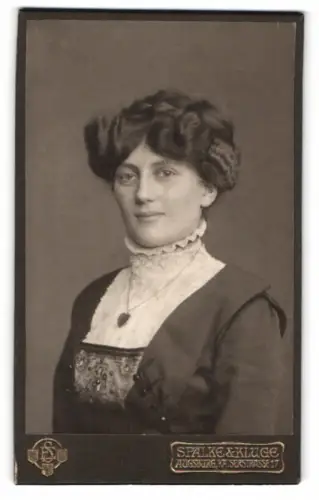 Fotografie Spalke & Kluge, Augsburg, Kaiserstrasse 17, Porträt einer eleganten Dame