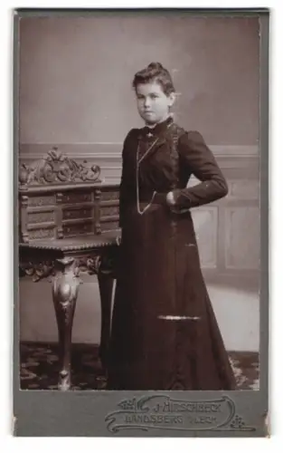 Fotografie J. Hirschbeck, Landsberg am Lech, Brudergasse 216, Porträt einer Frau im langen Kleid