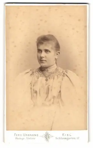 Fotografie Ferd. Urbahns, Kiel, Schlossgarten 17, Porträt einer jungen Frau