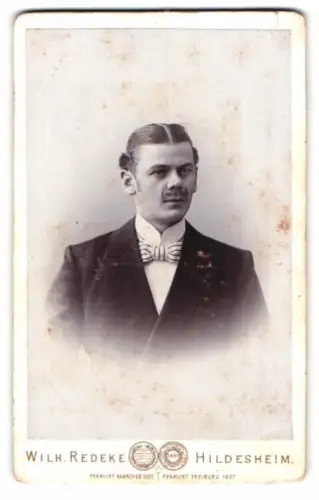 Fotografie Wilh. Redeke, Hildesheim, Kreuzstrasse 22, Porträt eines eleganten Herrn im Anzug