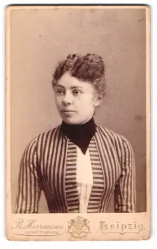 Fotografie Rudolf Herrmann, Leipzig, Wintergarten Str. 9, Porträt einer jungen Frau