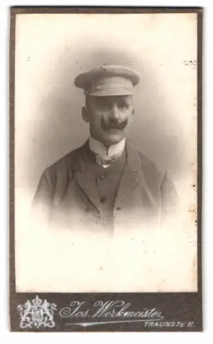 Fotografie Jos. Werkmeister, Traunstein, Ludwigstrasse 14, Porträt eines Mannes mit Mütze