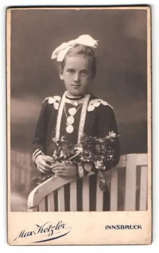 Fotografie Max Ketzler, Innsbruck, Landhausstrasse 1, Porträt eines Mädchens mit Blumenstrauss