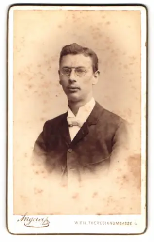 Fotografie Victor Angerer, Wien, Theresianumgasse 4, Porträt eines Mannes mit Brille