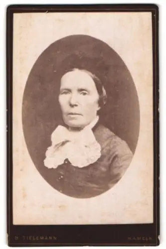 Fotografie Bernhard Tielemann, Hameln, Münsterkirchhof Nr. 5, Porträt einer Dame mit Spitzenkragen