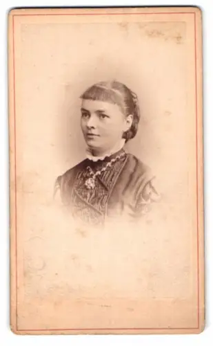 Fotografie L. Belitski, Nordhausen, Junge Frau im eleganten Kleid