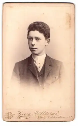 Fotografie Georg Billström, Kiel, Holstenstrasse 22, Porträt eines Jungen