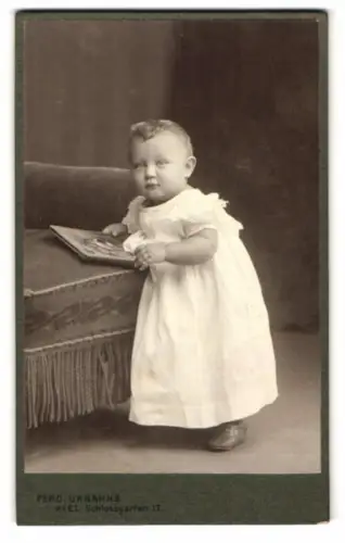 Fotografie Ferd. Urbahns, Kiel, Schlossgarten 17, Kleinkind in weissem Kleid