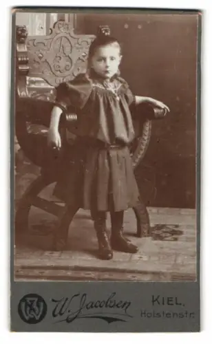 Fotografie W. Jacobsen, Kiel, Holstenstr., Porträt eines Kindes