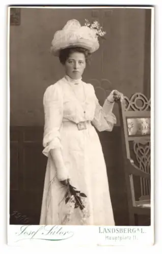 Fotografie Josef Sutor, Landsberg a. L., Hauptplatz 11, Frau im eleganten Kleid mit Blumenstrauss