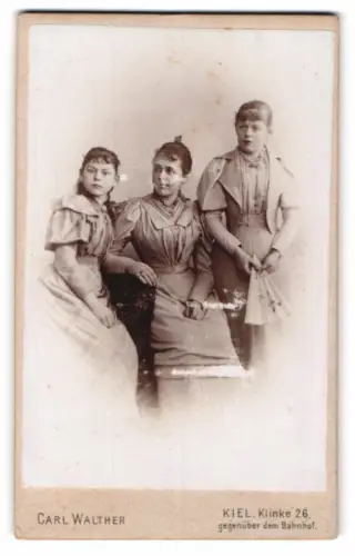 Fotografie Carl Walther, Kiel, Klinke 26, Frau und zwei Mädchen im Atelier