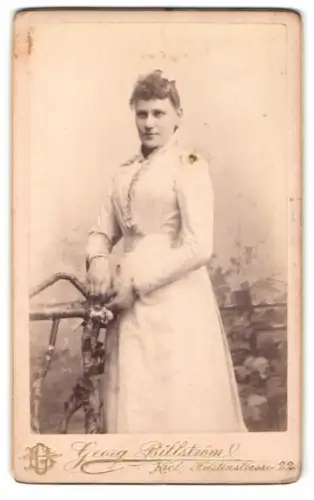Fotografie Georg Billström, Kiel, Holstenstrasse 22, Frau in elegantem Kleid