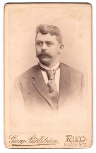 Fotografie Georg Billström, Kiel, Holstenstrasse 22, Porträt eines Mannes mit Schnurrbart