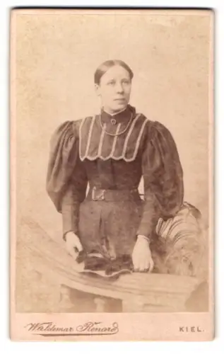 Fotografie Waldemar Renard, Kiel, Sophienblatt 18, Frau im eleganten Kleid