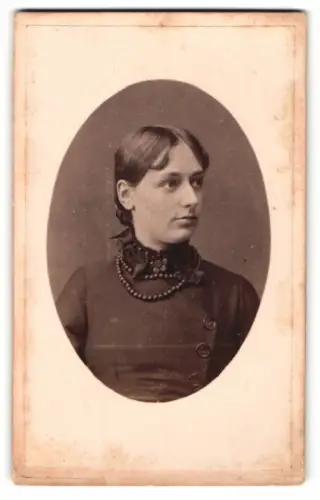 Fotografie W. Focke, Bückeburg, Frau im Porträt