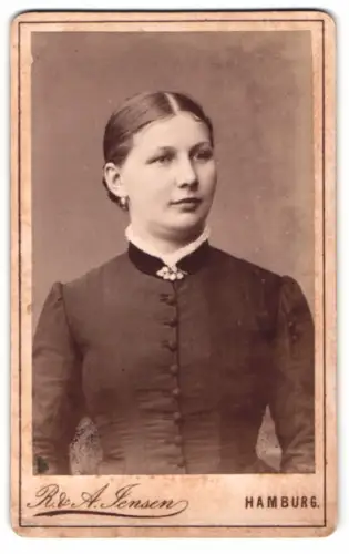 Fotografie R. & A. Jensen, Hamburg, Porträt einer Frau in dunklem Kleid