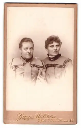 Fotografie Georg Billström, Kiel, Holstenstrasse 22, Zwei Damen in eleganter Kleidung