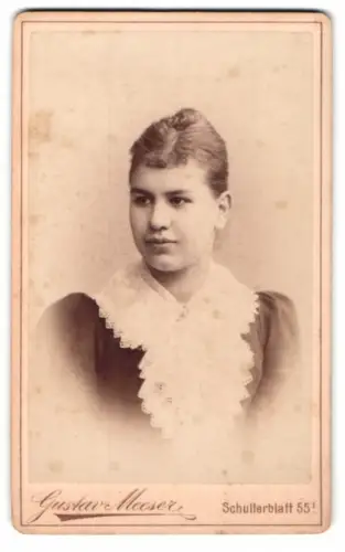 Fotografie Gustav Meeser, Altona, Schulterblatt 55, Porträt einer jungen Frau 1892