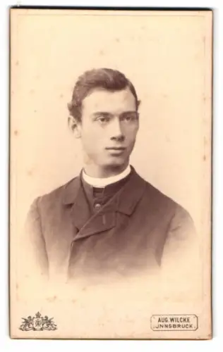 Fotografie Aug. Wilcke, Innsbruck, Rudolfstrasse 3, Porträt eines jungen Mannes