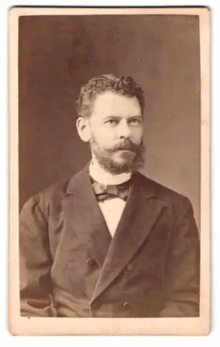 Fotografie C. Degèle, Hameln, Emmernstrasse 11, Porträt eines eleganten Mannes