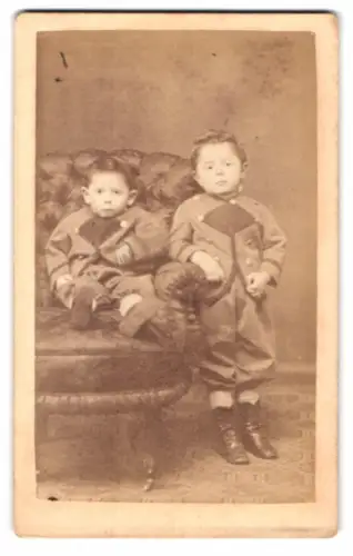 Fotografie C. Degèle, Hameln, Emmernstrasse 11, Zwei Kinder bei einem Sofa