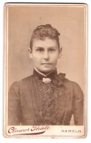 Fotografie Clamor Thiele, Hameln, Osterstrasse 40, Porträt einer Frau in eleganter Kleidung
